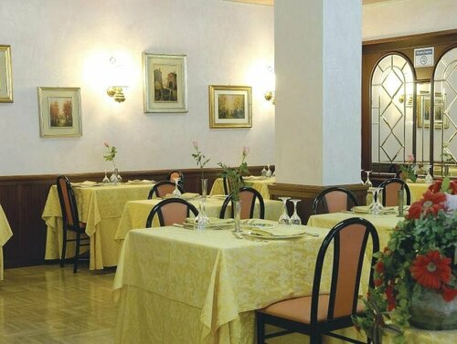 Hotel Cristallo, Buchen Sie Hotel Varraze Palmenriviera