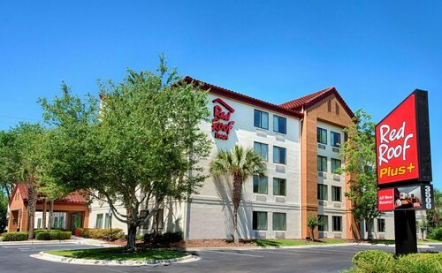 Red Roof Inn PLUS + Gainesville, Забронировать Отель Отели Гейнсвилл с парковкой, рядом с Dogwood Park, Парковка