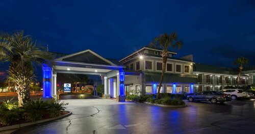 Central Inn, Забронировать Отель Отели Саванны с парковкой, рядом с Star Castle Family Entertainment Center, Парковка