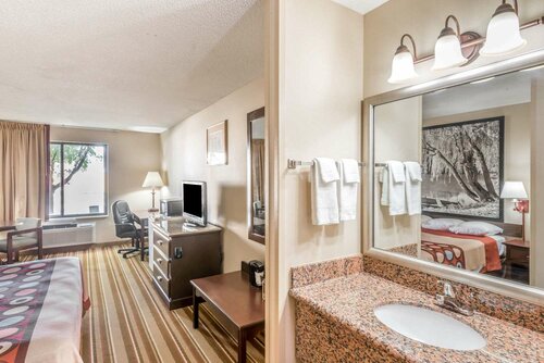 Super 8 by Wyndham Salina I-70, Rezerwuj Hotel Hotele w Salina z basenem, Basen