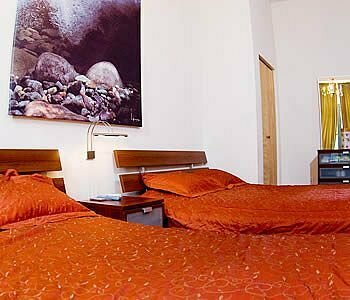 Achieve Guest House, Забронировать Гостевой дом Восточный Гарлем Нью-Йорк, рядом с Станция метро 116-я улица линия Лексингтон-авеню IRT