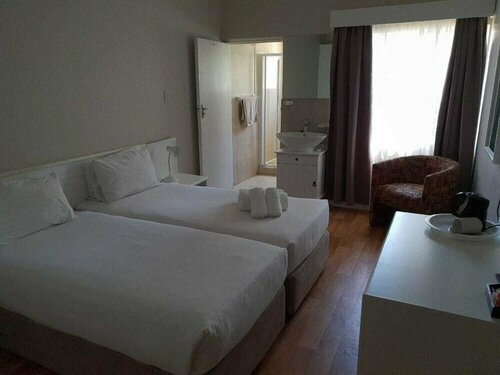 Savoy hotel, Забронировать Отель Отели Джеффрис-Бей с завтраком, рядом с Музей раковин в Джефрис-Бее, Завтраки