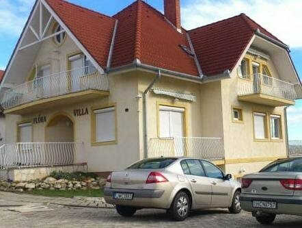 Flora Villa, Забронировать Вилла Виллы Хевиз, рядом с Церковь Сердца Христова, Вилла