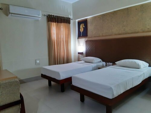 Bharat Hotel, Забронировать Отель Отели Коччи с парковкой, рядом с Ernakulam Public Library, Парковка