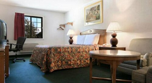Travelodge by Wyndham Waukegan Gurnee, Book Hotel Hoteller i Chicago med parkering, Parkering