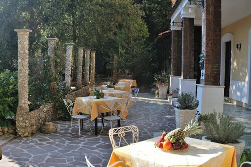 Albergo Ristorante Ferretti, Забронировать Отель Сполето 