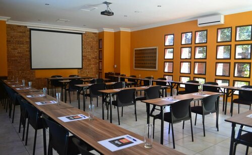 Boga Legaba Guest House & Conference Centre, Boek Pension Hotels in Mafikeng met parkeren, Parkeren