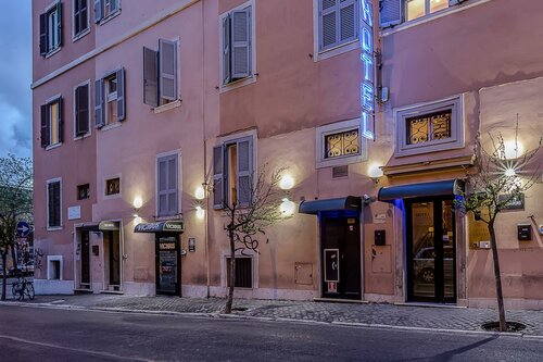 Hotel Center 3, Забронировать Отель Вокзал Термини , рядом с Verano Cemetery