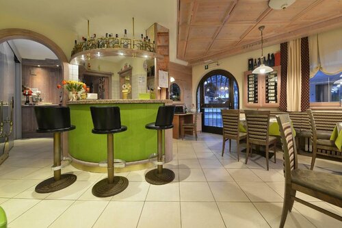Hotel Piccolo Mondo, Забронировать Отель Отели Ливиньо с парковкой, рядом с Бугельный подъёмник Сан Рокко 17Б (нижняя станция), Парковка