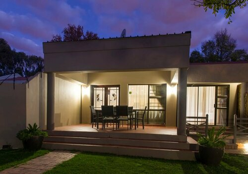 The Suburban Guest House, Забронировать Отель Блумфонтейн Фри-Стейт