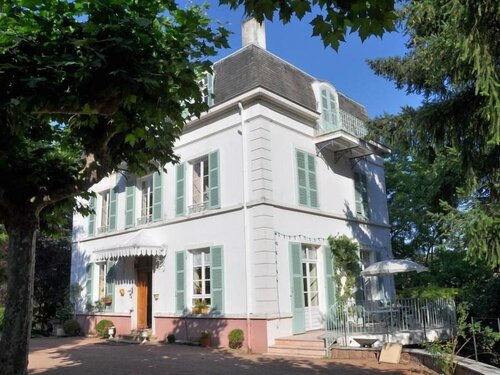 Les Jardins de l'Hacienda, Book Bed and Breakfast Hoteller i Rhône-Alps med parkering, Parkering