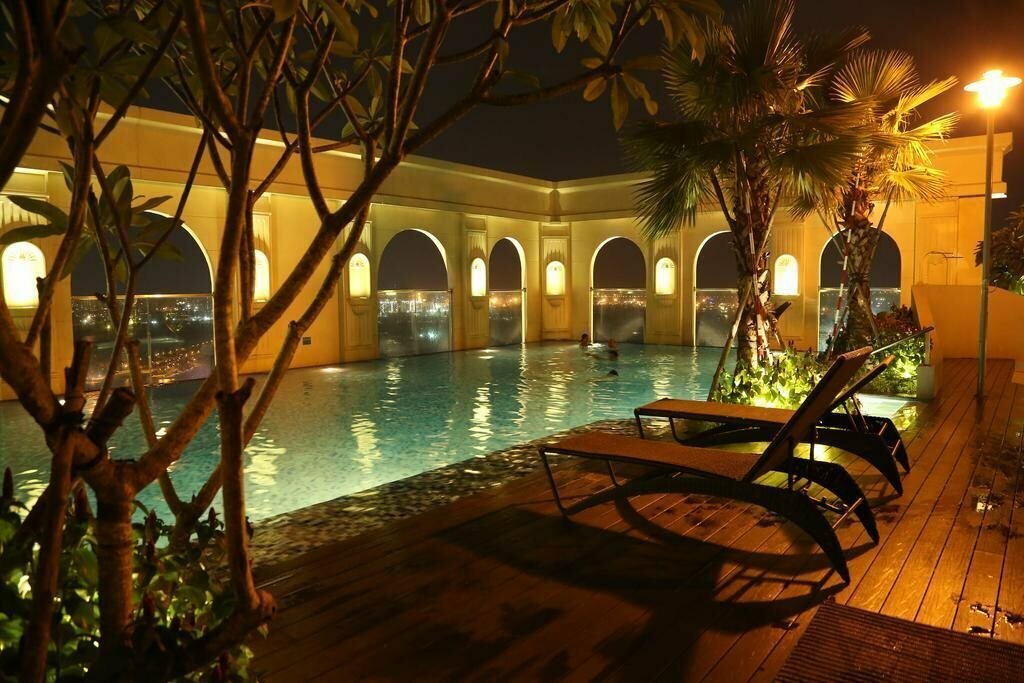 Infinity Edge Pool Apartment Icon 56