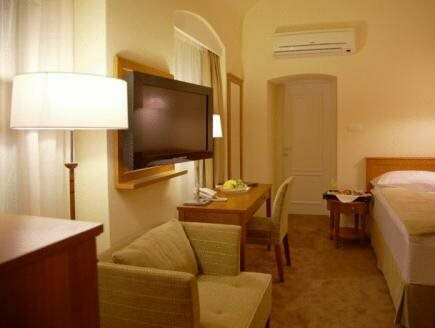 Hotel Ambassador, Забронировать Отель Отели Košice Old Town с парковкой, Парковка
