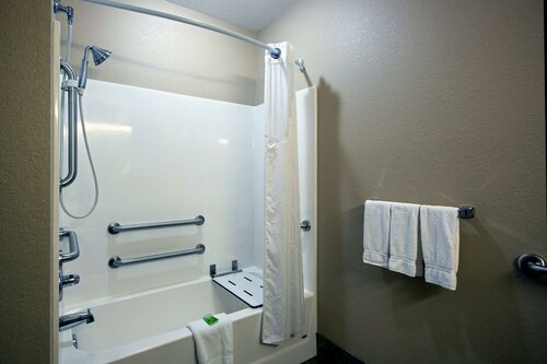 Holiday Inn Express & Suites - Green Bay East by IHG, Забронировать Отель Грин-Бей Висконсин
