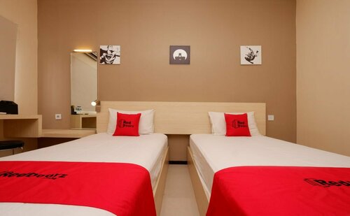 RedDoorz Plus near Sam Poo Kong, Prenota Hotel Semarang Central Java