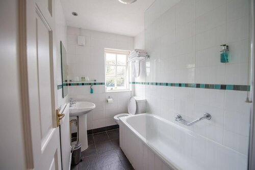 Thomas Arms Hotel, Забронировать Гостевой дом Отели в центре Лланелли с завтраком, отели в центре Лланелли с завтраком