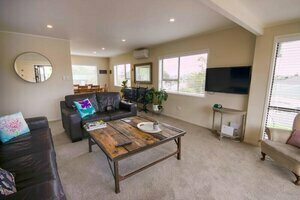 Bright 2 Bedroom Home in East Auckland