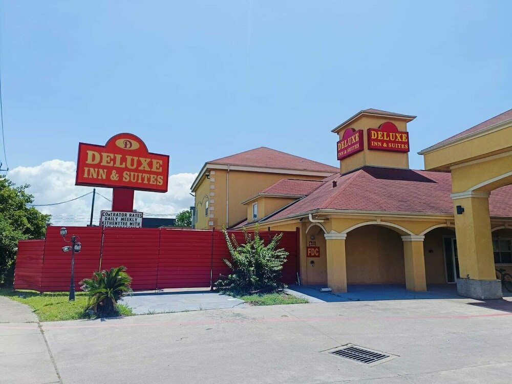 Deluxe Inn & Suites