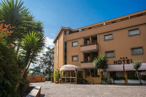 Hotel Santa Maura, Забронировать Отель Отели Рима 3 звезды, рядом с Торре Спакката, 3*