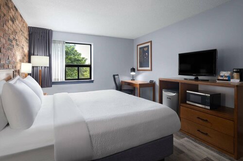 Travelodge by Wyndham Barrie, Забронировать Отель Отели Бордена с парковкой, Парковка