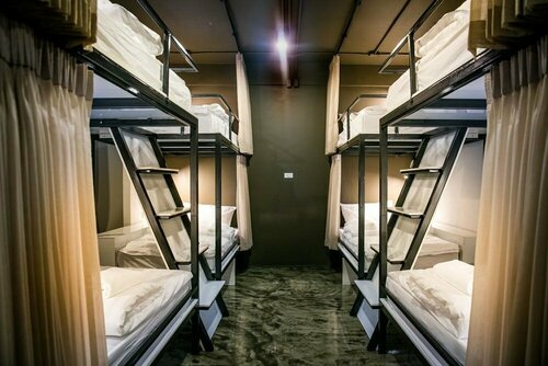 Collection O The Spades Hostel, Забронировать Хостел Отели Бангкока с парковкой, рядом с Торгово-развлекательный комплекс Сиам Дискавери, Парковка