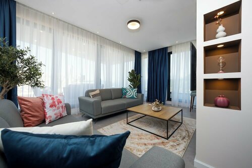 Royal Blue Resort & Residences, Buchen Sie Resort Hotels in Kavac mit Pool, Schwimmbad