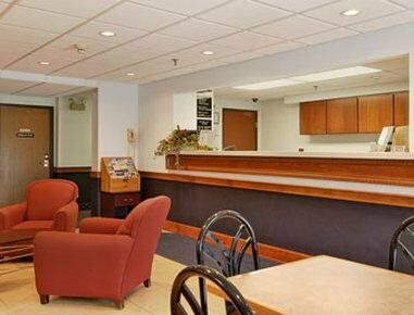 Super 8 by Wyndham Manchester Airport, Забронировать Мини-отель  