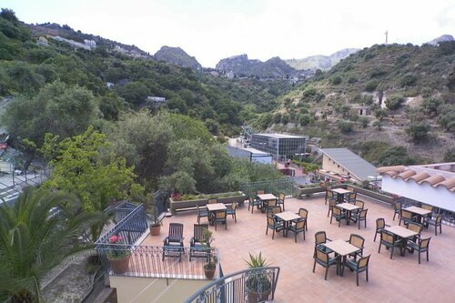 Hotel Villa Bianca Resort, Забронировать Отель Отели Таормина с парковкой, рядом с Ancient Theatre of Taormina, Парковка
