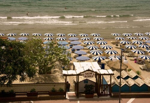 Hotel Ausonia, Забронировать Отель Отели в центре Фоллоника, в центре, Завтраки