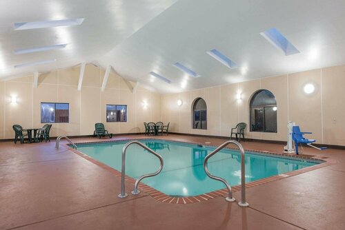 Super 8 by Wyndham St Charles, Забронировать Отель Сент-Чарльз Большой Чикаго