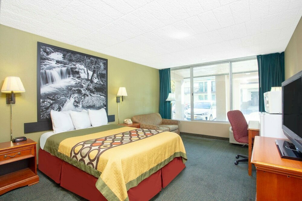 Super 8 Erie