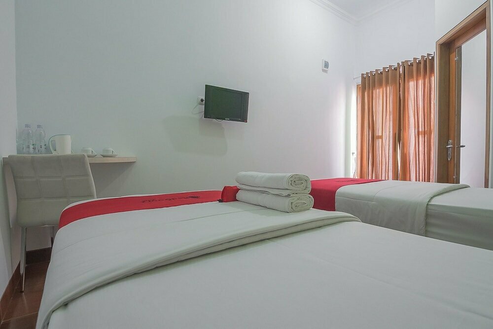 RedDoorz Plus near Alun Alun Kuningan