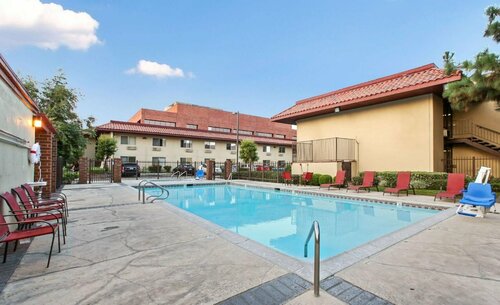Red Roof Inn Santa Ana, Забронировать Отель Отели Disneyland California с парковкой, Парковка
