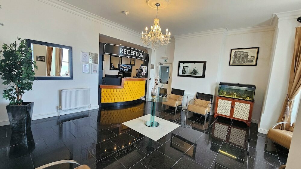 Oyo The Strand Hotel