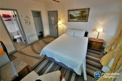 Chameleon Hotel, Book Hotel  