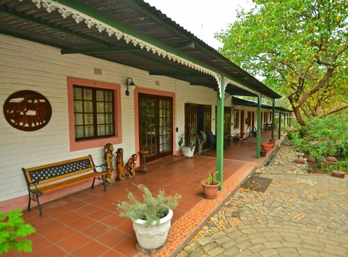 Lalamo Guest House, Book Pension Limpopo hoteller med parkering, Parkering