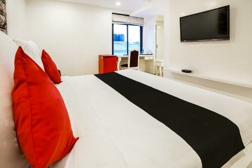 Capital O 48482 Hotel Tribecca Inn, Забронировать Отель Вастрапур Ахмадабад, рядом с Vastrapur Lake