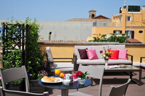 Piccola Navona Roof Garden, Забронировать Гостевой дом Отели Рима с парковкой, рядом с Basilica di Santa Maria in Aracoeli, Парковка