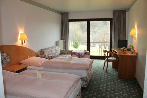 Landgasthof Hotel Zur Linde im Taunus, Забронировать Отель Отели Баварии с парковкой, Парковка