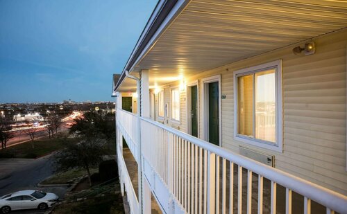 HomeTowne Studios by Red Roof Dallas - Irving, Забронировать Отель Ирвинг Dallas - Fort Worth Metropolitan Area