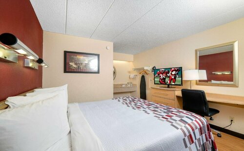 Отель Льюисвилля Red Roof Inn Louisville Fair and Expo, Забронировать Отель Луисвилл Louisville Metropolitan Area, рядом с Gardiner Lane Shopping Center