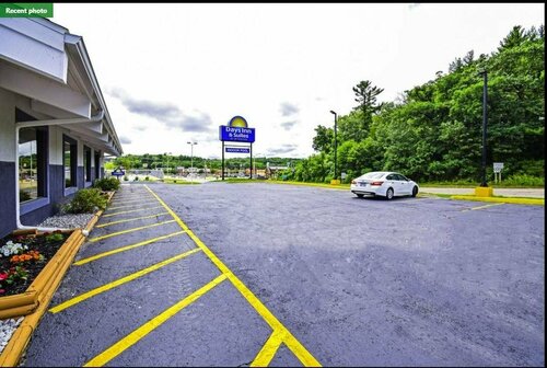 Days Inn & Suites by Wyndham Wisconsin Dells, Забронировать Отель Уисконсин-Делс The Dells, рядом с Beaver Creek Springs Aquarium