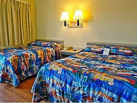 Motel 6 Manhattan, Rezerwuj Motel Hotele w Kansas z Basenem, Basen