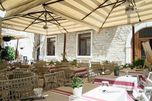Heritage Hotel Cardo, Varaa Hotelli Splitska Brac, lähellä Split Marina
