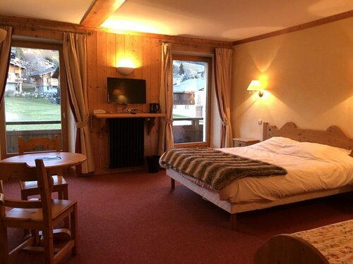 Chalet Hotel Le Mont Bisanne, Book Chalet Hoteller i Rhône-Alps med parkering, Parkering
