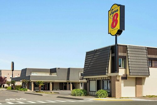 Ramada Bayside Inn & Suites Eureka, Забронировать Отель Отели Юрика с завтраком, рядом с Художественный музей Morris Graves, Завтраки