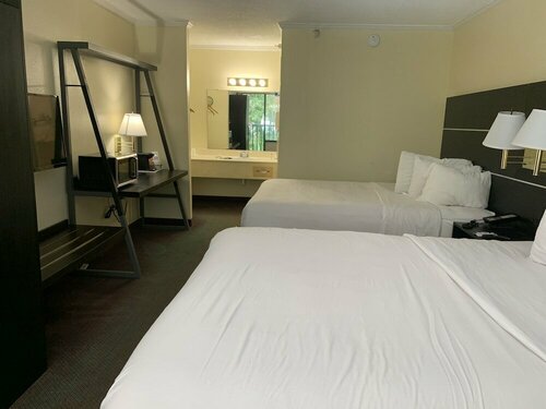 Americas Best Value Inn & Suites Melbourne, Rezervovat Hotel Melbourne hotely s bazénem, Bazén