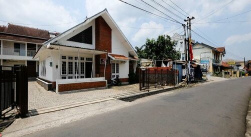 RedDoorz near Moro Mall Purwokerto, Rezerwuj Pensjonat Hotele w Central Java z Parkingiem, Parking