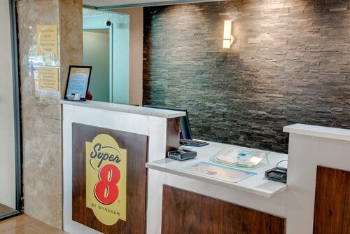 Super 8 by Wyndham St. Petersburg, Забронировать Отель Отели Сент-Питерсберг с бассейном, рядом с Coffee Pot Bayou &amp; the Old Northeast, Бассейн