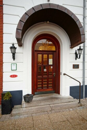 Hotel Phønix Brønderslev, Забронировать Отель Отели Брённерслев с парковкой, Парковка